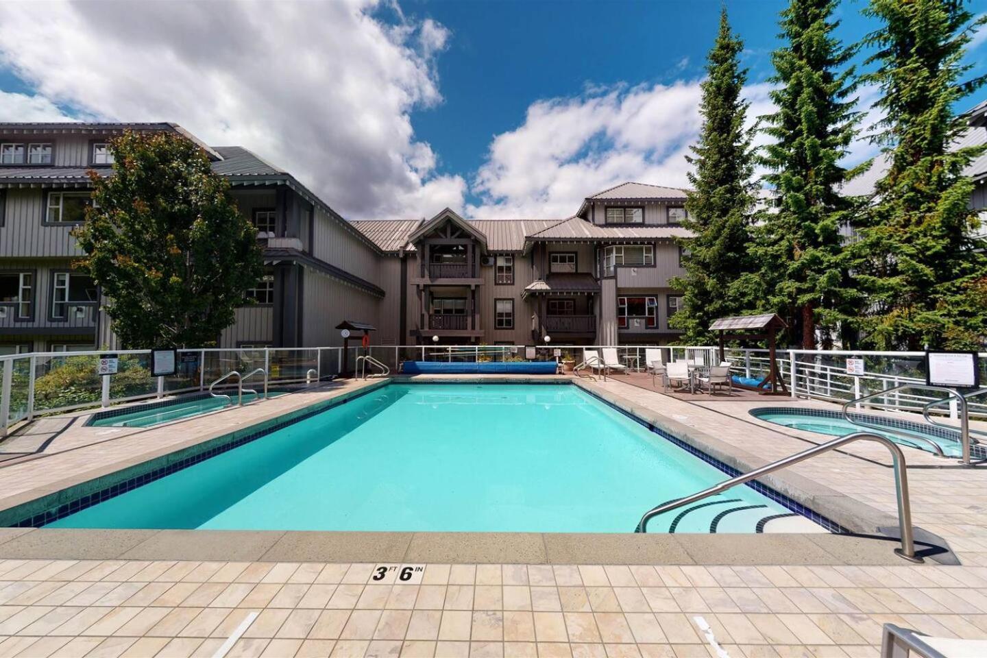 וויסטלר Newly Renovated Ski In Out W Pool 2 Hot Tubs מראה חיצוני תמונה